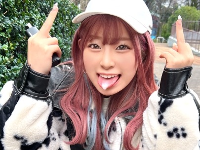 【素人チャットガールの過激配信】 プライベートなオナ配信がエスカレート！ クンニで濡れまくり、顔射からの連続ピストンでイキまくり！