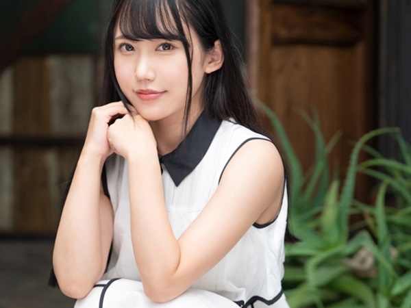 【小柄な美人妻の秘密】『やさしくして…』華奢な身体が震えるほど感じちゃう！ピンク色の敏感マンコが潮吹きまくりで、鬼ピストンに喘ぎ声が止まらない！こんなにエロい人妻、見たことねぇ！♡