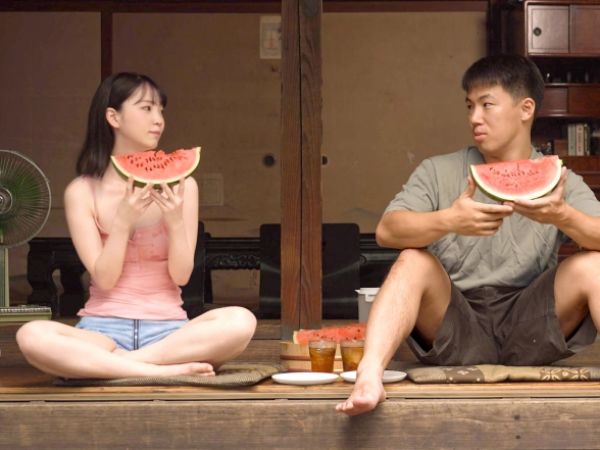 【夏の田舎で禁断の情事】『誰かに見られちゃう…』幼馴染とセミの声が響く蒸し暑い夜に、汗だくで絡み合う濃厚セックス！抑えきれない肉欲が爆発する、秘密の夏休みエッチ！