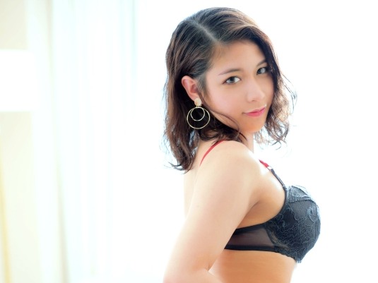 【ジムで汗だくエッチ】『ダメ…でも気持ちいい…』セクシーなインストラクターお姉さんが駄肉を揺らしてチンポを挟み込み！騎乗位＆バックで連続絶頂！ムチムチボディがエロすぎて、もう我慢できないぜ！♡