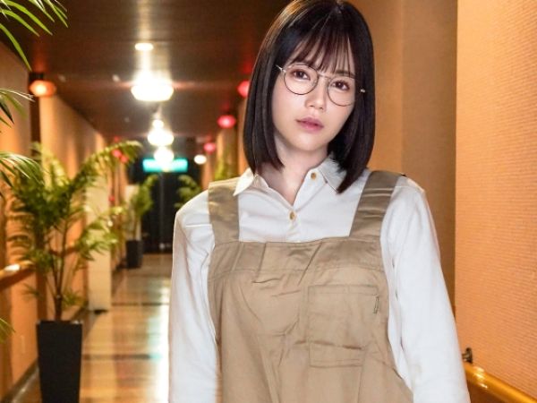 【陰キャ女子の秘密の同棲】『もう…我慢できない…』ラブホ清掃員のウブな彼女が、ダメニートと禁断の同居生活！不眠症の彼氏を癒すため、中出しセックスにハマる純情女子の夜這い中出しライフ♡