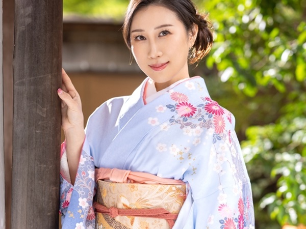 【着物美熟女の誘惑】『ご奉仕させて…』極上着物姿の美魔女が、絡みつく舌でベロチュー！チンポを徹底的に責めまくり、男をメロメロにしちゃう濃厚プレイ♡