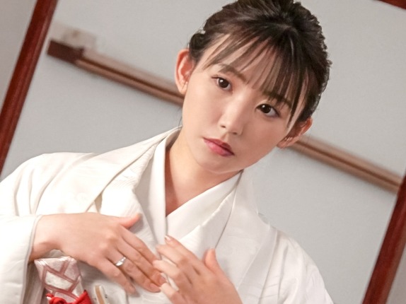 【幼馴染の汗だくセックス】『もうダメ…』手錠で繋がれた舞が連続ピストンに喘ぐ!幼馴染のカラダが汗まみれで光る姿に興奮MAX♡濃厚なプレイで放心状態になるまでイカせちゃう!