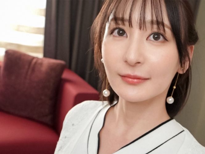 【美熟女のエロすぎる本性】『夫だけじゃ物足りないの…』真面目そうな三十路人妻が、実はチ○ポ大好き変態奥さん！愛する旦那以外との禁断のセックスで、抑えきれない欲望を爆発させる！美しすぎる人妻の淫乱な姿に興奮間違いなし！♡