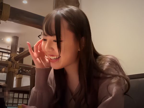 【ちっぱい美少女とデート】手首を拘束されてドキドキ！興奮MAXの彼女が正常位やバックで激しく突かれ、チンポにメロメロになっちゃう♡